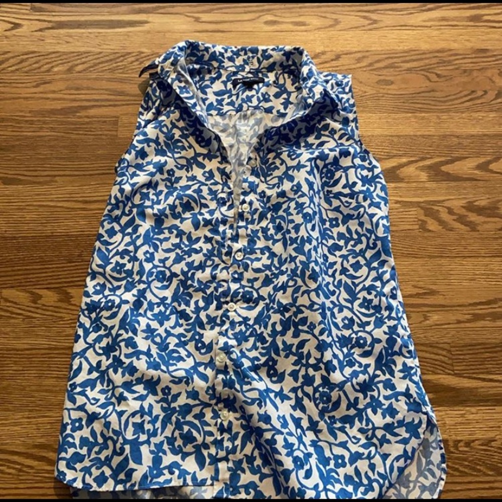 Floral pattern sleeveless blouse